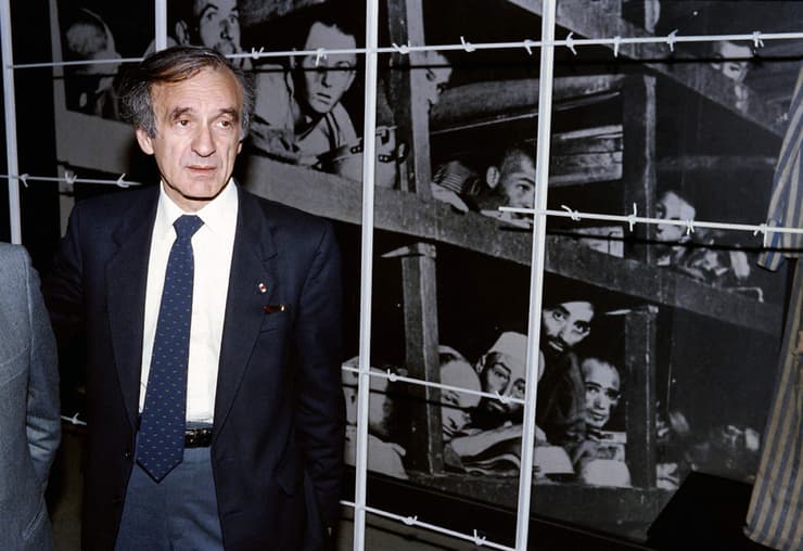 אלי ויזל, 1986, ליד צילום שבו הוא נראה במחנה הריכוז בוכנוואלד בגרמניה