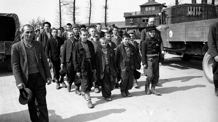 אלי ויזל, רביעי בשורה השמאלית (הגבוה) במחנה הריכוז בוכנוואלד, גרמניה (1945)