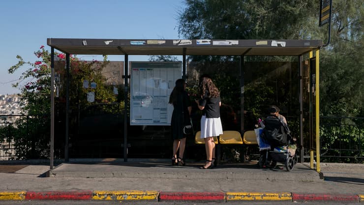 "התחבורה - חסם להשתלבות נשים בעבודה". תחנת אוטובוס בירושלים
