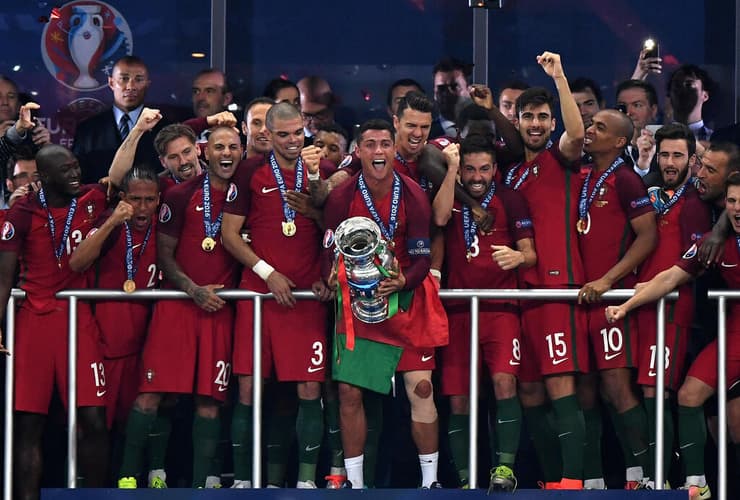 רונאלדו והגביע בזכייה ב-2016