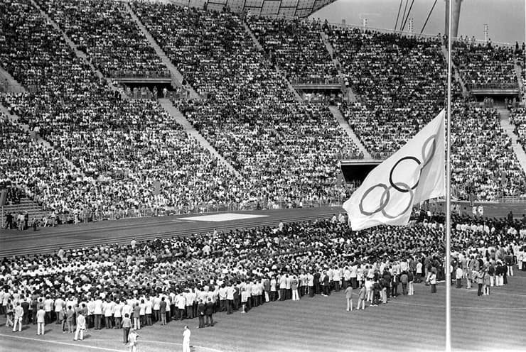 הדגל האולימפי בחצי התורן לאחר הרצח. ללקין התעקש לנאום בעברית