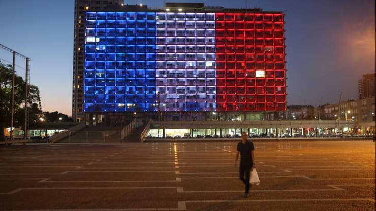 דגל צרפת על מבנה העירייה לאחר פיגוע בניס