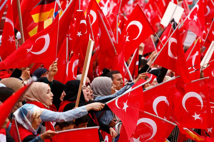 טורקים תומכי ארדואן בביקורו בקלן בספטמבר 2018. שלושה מיליון מהם חיים בגרמניה