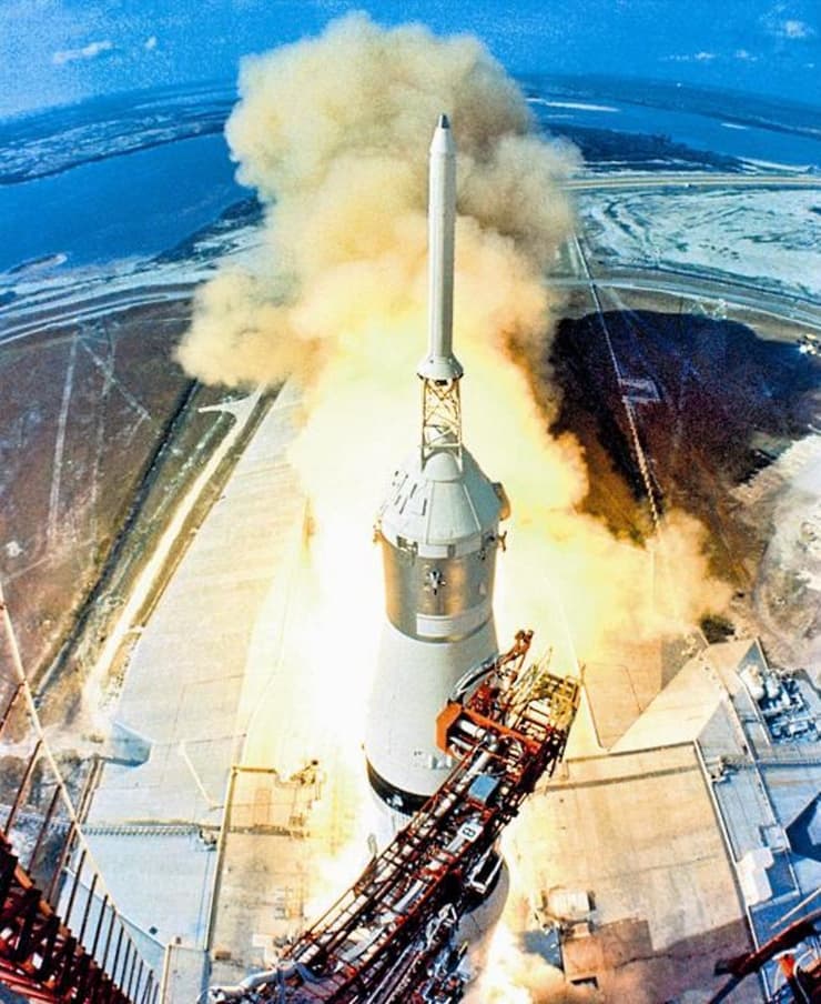 אפולו 11 ממריאה על גבי הטיל העצום סטורן 5