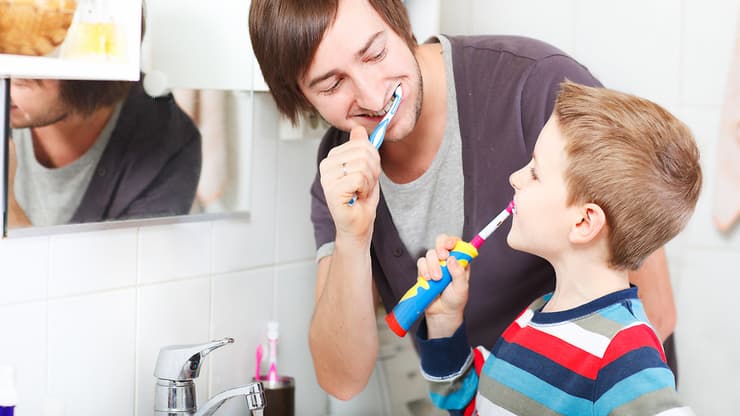 מומלץ שאחד ההורים יצחצח את שיניו של ילד עד גיל שמונה, מאחר שנמצא כי בדרך כלל חסרה עד גיל זה המיומנות לצחצח ביעילות את כל משטחי השיניים