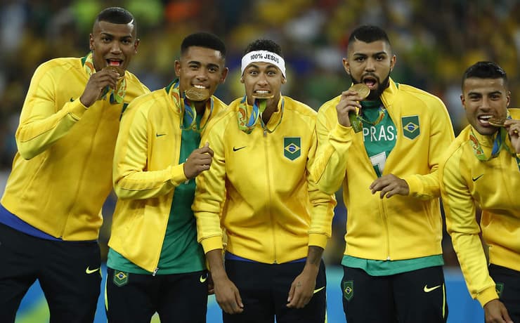 ניימאר והחברים חוגגים את הזכייה בטורניר הביתי בריו 2016