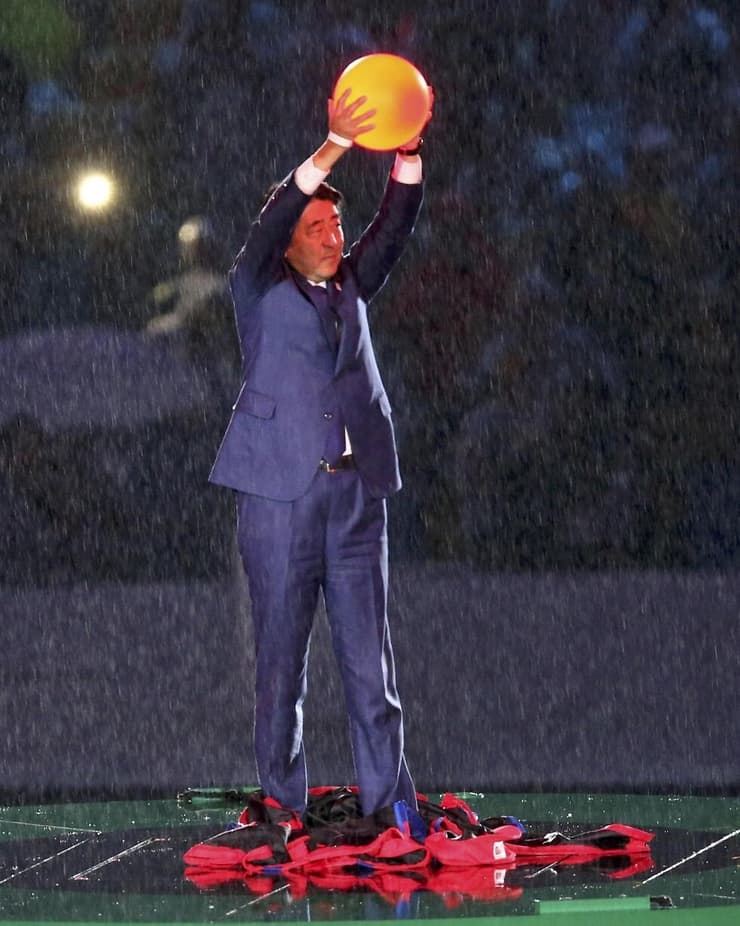 שינזו אבה בטקס סיום אולימפיאדת ריו. הופעת אורח בתור סופר מריו