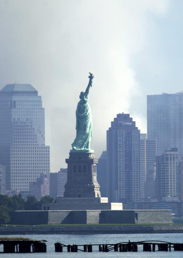 עשן ברקע פסל החירות המפורסם ב-11 בספטמבר 2001