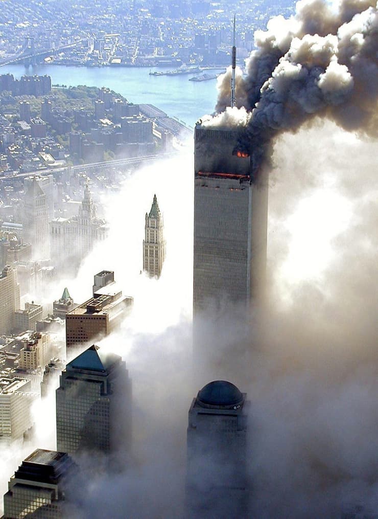 עשן המגדלים מכסה את שמי מנהטן, ב-11 בספטמבר 2001