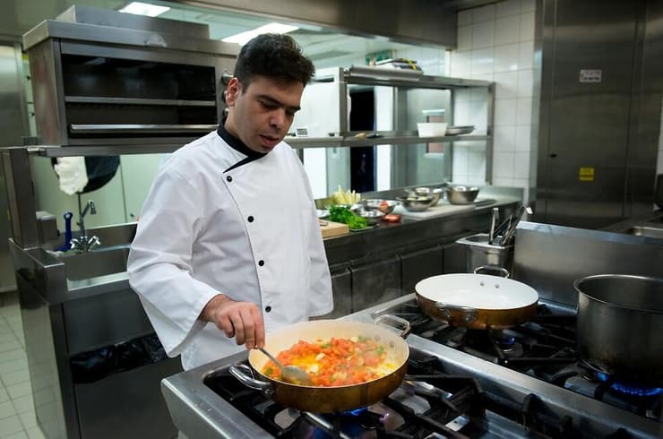 בימים הטובים: השף רפי כהן במטבח של מסעדת רפאל