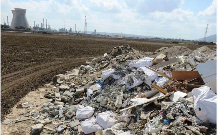 פסולת שהושלכה בניגוד לחוק ליד בתי הזיקוק בחיפה. ארכיון