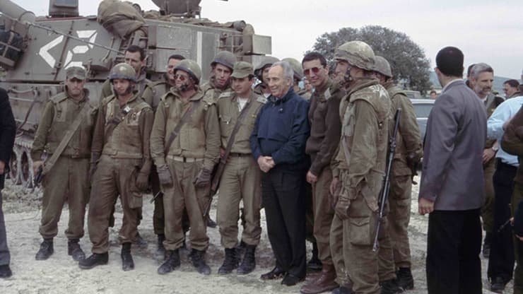 שמעון פרס ולוחמים במבצע ענבי זעם, 1996
