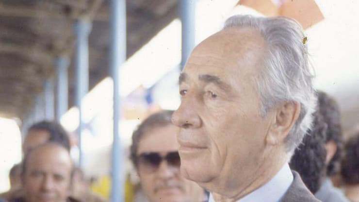 שר החוץ ב-1993, שמעון פרס