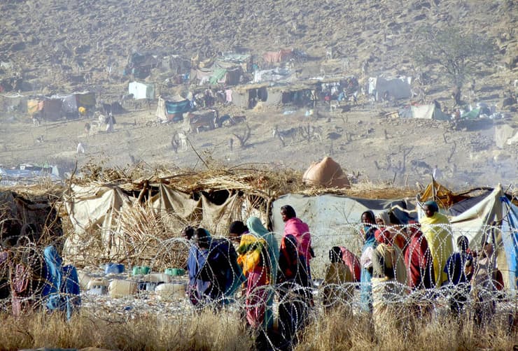 מיליונים איבדו את בתיהם. מחנה עקורים בדרפור