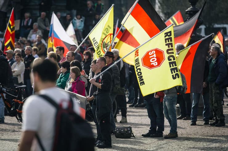 מפגינים נגד בוא המהגרים לגרמניה באמצע העשור שעבר. "פליטים - עצרו! לא רצויים כאן"