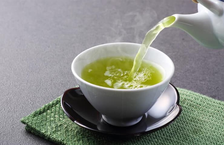 מסייע בהפחתת הנפיחות. תה ירוק