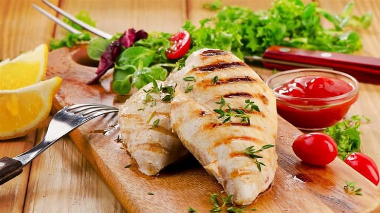 חלבון בשרי ודגים מכילים כ-25 גרם חלבון בכל 100 גרם עוף/ דג/ בשר מבושלים