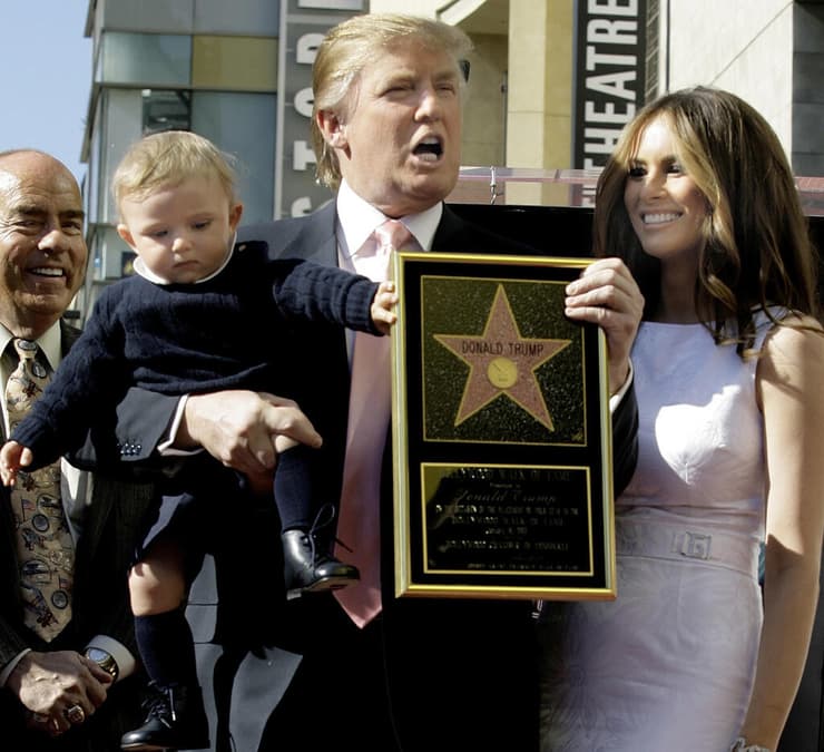 טראמפ והכוכב שלו בשדרת הכוכבים בהוליווד. עם מלניה ובארון הקטן, 2007