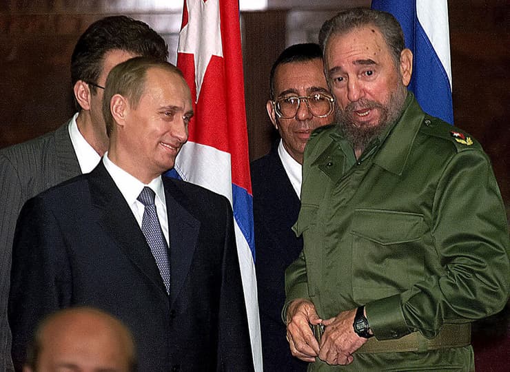 פוטין בתחילת כהונתו כנשיא, בשנת 2000, עם מנהיגה המנוח של קובה פידל קסטרו