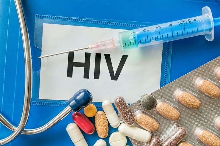 טיפול בנגיף ה-HIV. משלושים כדורים ביום לשילוב של תרופות