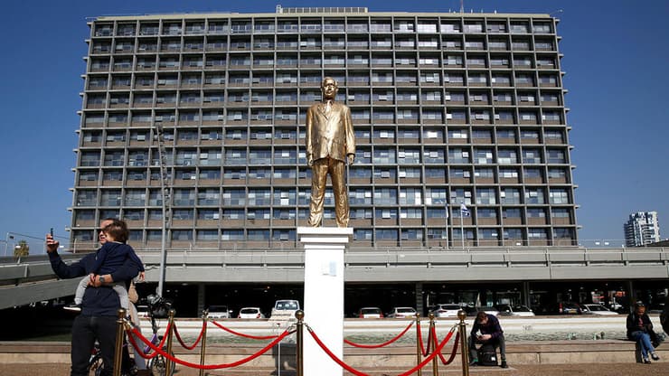דצמבר 2016, הפסל המוזהב של בנימין נתניהו בכיכר רבין