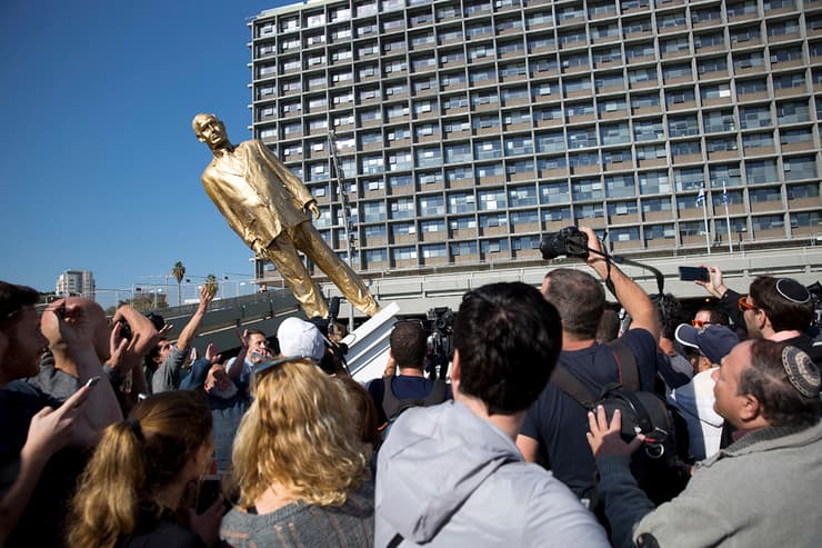 פינוי הפסל המוזהב בדמות נתניהו מכיכר רבין, דצמבר 2016