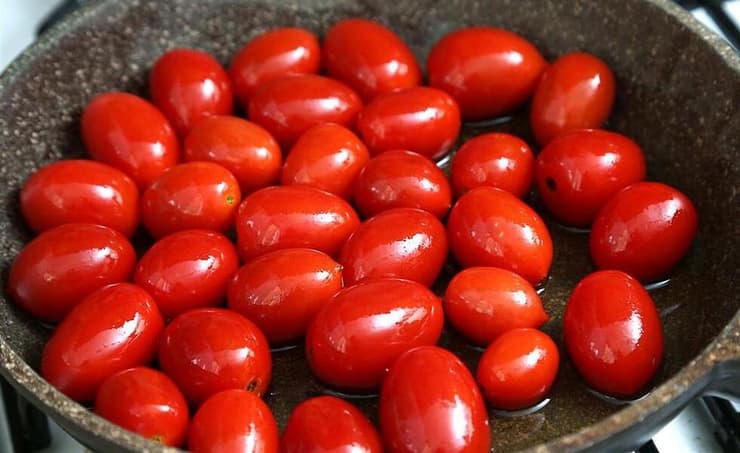 טפטוף קל של שמן זית ובזיקת פלפל טחון יגבירו את האפקט המשביע של העגבנייה