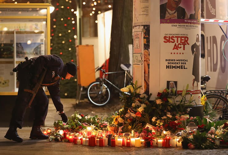 נרות לזכר הנרצחים בפיגוע, שוק חג המולד בברלין