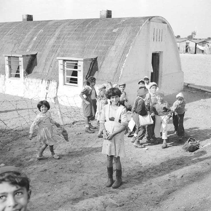 "מורים מסירים כובעי ראש וגוזזים פאות", טען הרב. ילדים מתימן בבית ספר בראש העין, 1958