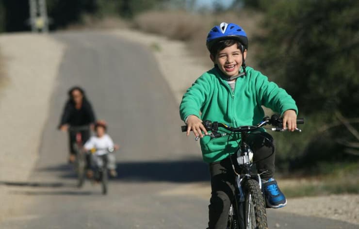ילד רוכב מחויך בשמורת כרמיה, לפני שבע שנים