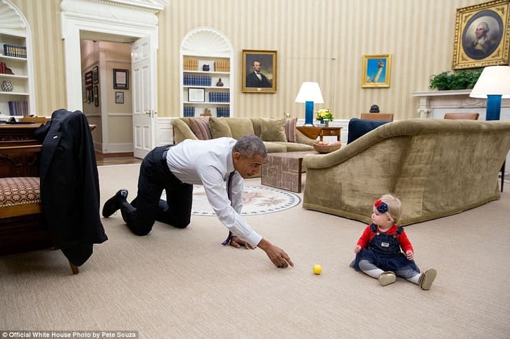 אובמה משחק עם חבר בבית הלבן