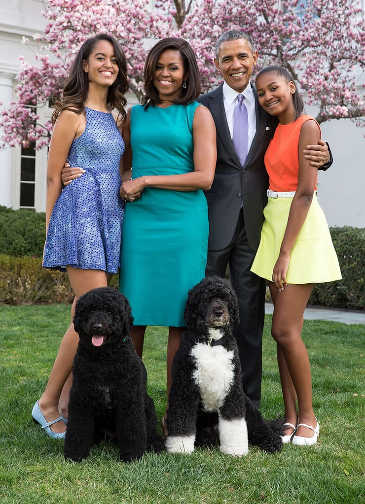 הזוג אובמה עם בנותיו וכלביו בבית הלבן