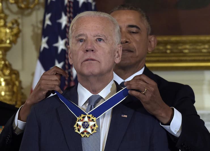 ביידן מקבל בדמעות את מדליית החירות ב-2017