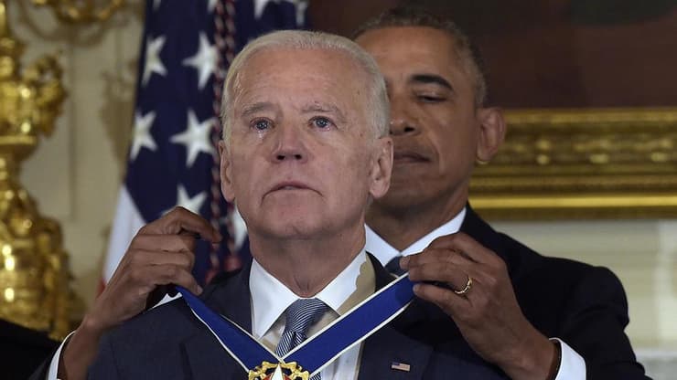אובמה מעניק את מדליית החירות לביידן בשלהי כהונתו. "הפך אותי לנשיא טוב יותר"