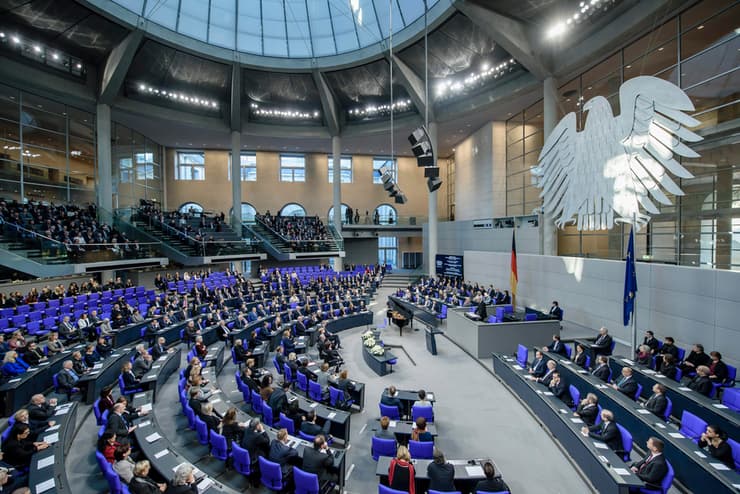 50% מהמושבים כדי להקים קואליציה. הפרלמנט הגרמני