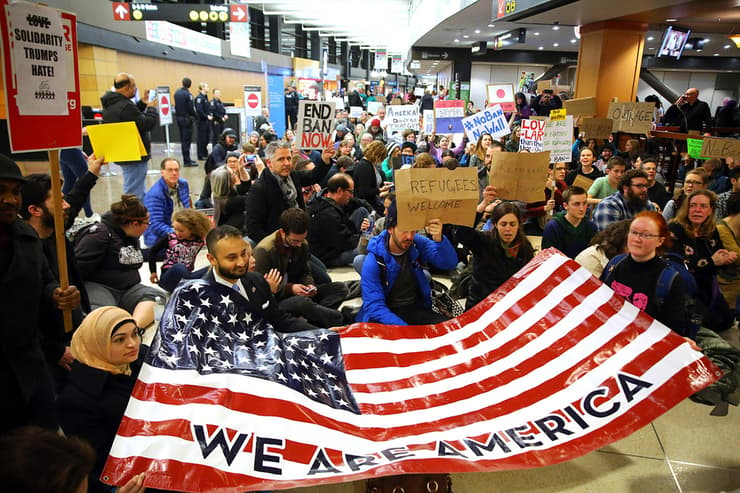 מפגינים בנמל התעופה של סיאטל נגד מדיניות ההגירה של טראמפ