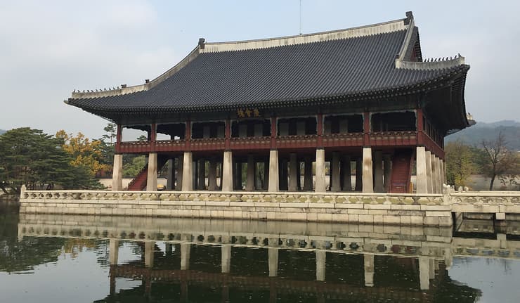 כל אחד והאלוהים שלו: אולם העמודים בארמון ג'יוֹנגבוֹקגוּנג, סיאול