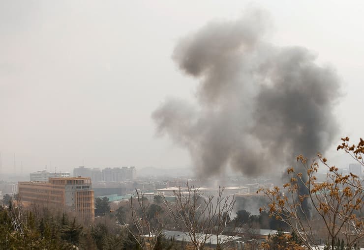עשן מיתמר מבית חולים שבו תקף "דאעש חורסאן"