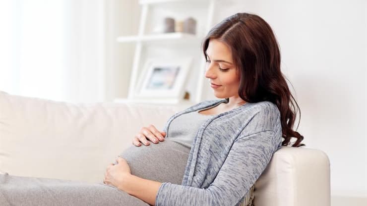 אישה בהריון. להתייעץ עם הרופא לפני הצום