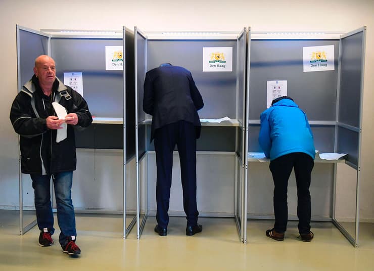 מצביעים בקלפי בהאג. בפני הממשלה החדשה ניצבים לא מעט אתגרים