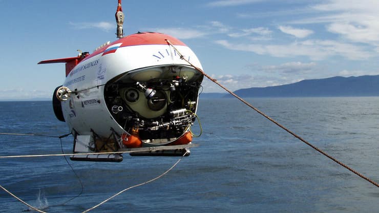 אחת הצוללות המשמשות להבאת תיירים אל אתר קבורתה של האונייה. העלות: יותר מ-100 אלף דולר לאדם