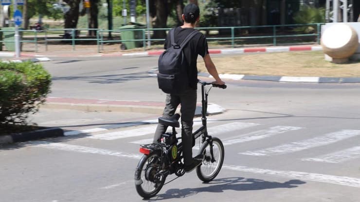 דין רוכב אופניים חשמליים כדין הולך רגל. אילוסטרציה