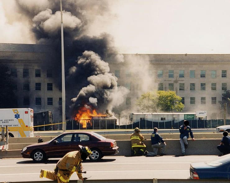 אש ועשן בפנטגון, לאחר שהמטוס השלישי התרסק אל תוך המבנה