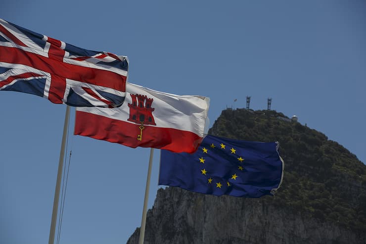 דגל גיברלטר לצד דגלי האיחוד האירופי ובריטניה