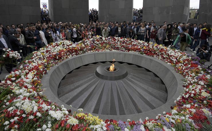 טקס זיכרון לקורבנות הארמנים בבירה ירבאן. ממשלות נזהרו