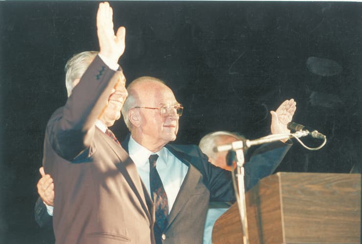 יצחק רבין ושמעון פרס בעצרת.''השמאל נדחק לעמדת התנצלות''