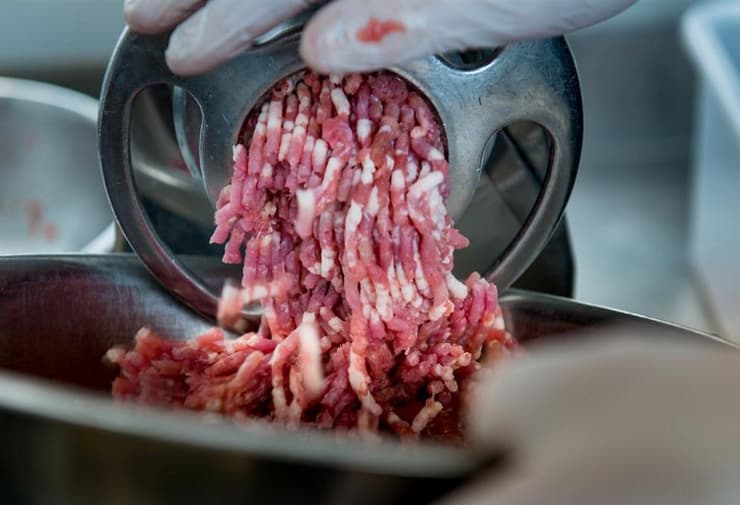 מטחנת בשר בפעולה: כדאי לקנות בשר טרי ולטחון במקום