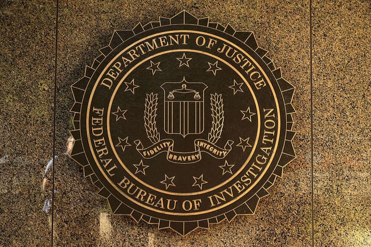 שלט לוגו על קיר בניין מטה ה-FBI בוושיגנטון