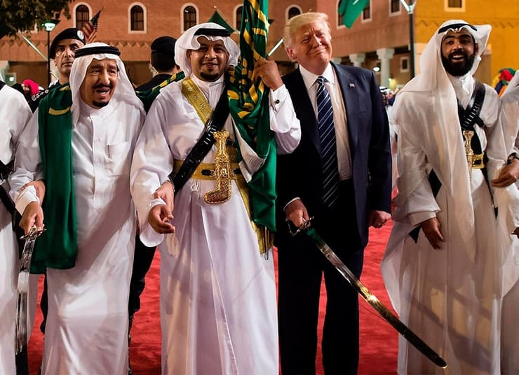 מאי 2017: טראמפ משתתף בריקוד החרבות בביקור בסעודיה