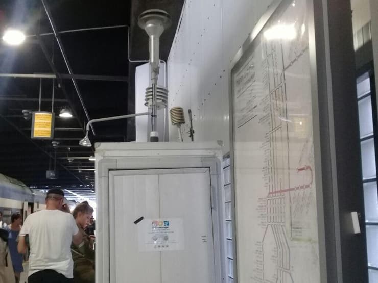 מתקן לניטור זיהום אוויר בתחנת רכבת בתל אביב